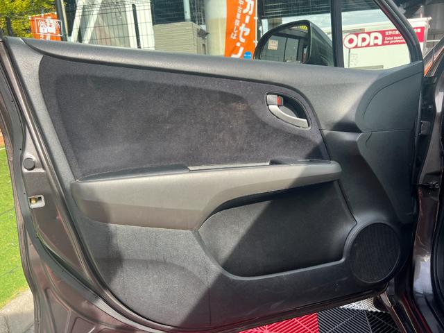 ストリーム X特別仕様車 HDDナビエディション HDDインターナビ バックカメラ ETC デジタルインナーミラー 3列シート 7人乗り スマートキー ステアリングスイッチ オートライト 社外15インチアルミ 電格ミラー HIDヘッドライト(59枚目)