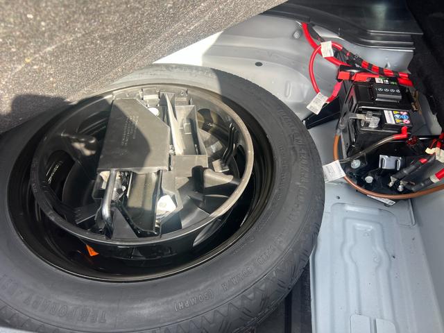 Ｅクラス Ｅ３００　ブルーエフィシェンシー　アバンギャルド　純正ナビ　ＴＶ　Ｂカメラ　ＥＴＣ　黒革シート　プッシュスタート　Ｂｌｕｅｔｏｏｔｈ　前席パワーシート　全席シートヒーター　クルコン　ＢＳＭ　ＵＳＢ　コーナーセンサー　パドルシフト　純正１７インチアルミ（37枚目）