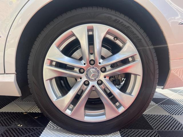 Ｅクラス Ｅ３００　ブルーエフィシェンシー　アバンギャルド　純正ナビ　ＴＶ　Ｂカメラ　ＥＴＣ　黒革シート　プッシュスタート　Ｂｌｕｅｔｏｏｔｈ　前席パワーシート　全席シートヒーター　クルコン　ＢＳＭ　ＵＳＢ　コーナーセンサー　パドルシフト　純正１７インチアルミ（79枚目）