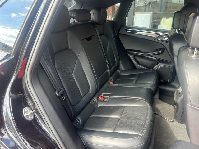 マカン マカン 純正ナビ 4WD OP20インチアルミ Bカメラ TV ETC 黒革シート パワーシート 前席シートヒーター パワーバックドア サイドカメラ USB クルーズコントール パドルシフト 電子パーキング(26枚目)