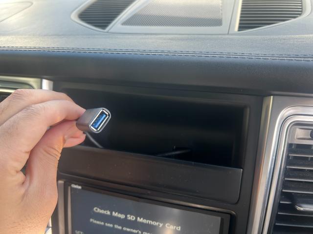 マカン マカン 純正ナビ 4WD OP20インチアルミ Bカメラ TV ETC 黒革シート パワーシート 前席シートヒーター パワーバックドア サイドカメラ USB クルーズコントール パドルシフト 電子パーキング(48枚目)