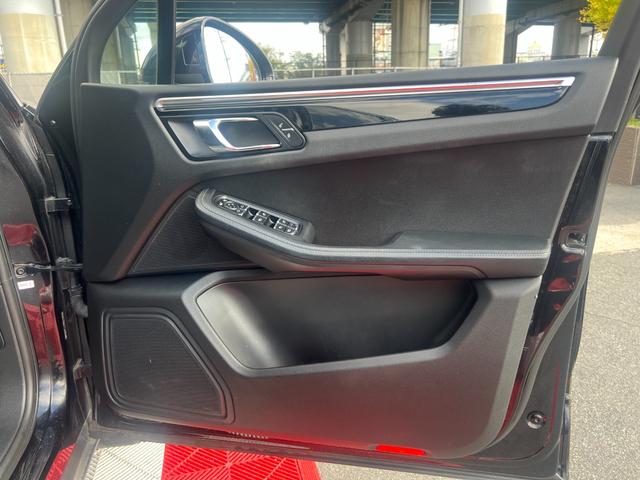 マカン マカン 純正ナビ 4WD OP20インチアルミ Bカメラ TV ETC 黒革シート パワーシート 前席シートヒーター パワーバックドア サイドカメラ USB クルーズコントール パドルシフト 電子パーキング(64枚目)