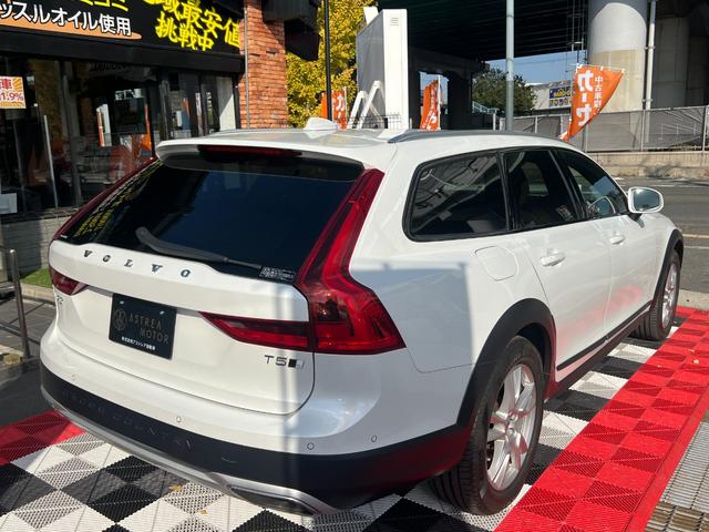 Ｖ９０ Ｔ５　モメンタム　３６０°カメラ　純正ナビ　フルセグＴＶ　Ｂｌｕｅｔｏｏｔｈ　ＥＴＣ　パワートランク　シートヒータ　パワーシート　レーンキープ　ＦＲコーナーセンサー　クルコン　ＢＳＭ　フォグライト　純正１８インチアルミ（10枚目）