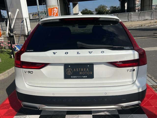 Ｖ９０ Ｔ５　モメンタム　３６０°カメラ　純正ナビ　フルセグＴＶ　Ｂｌｕｅｔｏｏｔｈ　ＥＴＣ　パワートランク　シートヒータ　パワーシート　レーンキープ　ＦＲコーナーセンサー　クルコン　ＢＳＭ　フォグライト　純正１８インチアルミ（11枚目）