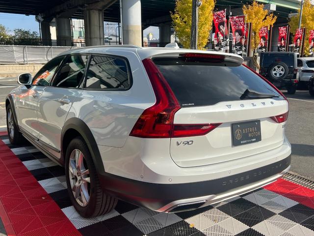 Ｖ９０ Ｔ５　モメンタム　３６０°カメラ　純正ナビ　フルセグＴＶ　Ｂｌｕｅｔｏｏｔｈ　ＥＴＣ　パワートランク　シートヒータ　パワーシート　レーンキープ　ＦＲコーナーセンサー　クルコン　ＢＳＭ　フォグライト　純正１８インチアルミ（12枚目）