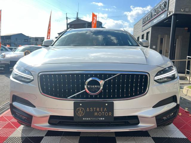 Ｖ９０ Ｔ５　モメンタム　３６０°カメラ　純正ナビ　フルセグＴＶ　Ｂｌｕｅｔｏｏｔｈ　ＥＴＣ　パワートランク　シートヒータ　パワーシート　レーンキープ　ＦＲコーナーセンサー　クルコン　ＢＳＭ　フォグライト　純正１８インチアルミ（15枚目）