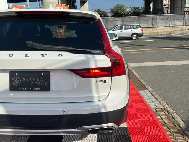 Ｖ９０ Ｔ５　モメンタム　３６０°カメラ　純正ナビ　フルセグＴＶ　Ｂｌｕｅｔｏｏｔｈ　ＥＴＣ　パワートランク　シートヒータ　パワーシート　レーンキープ　ＦＲコーナーセンサー　クルコン　ＢＳＭ　フォグライト　純正１８インチアルミ（20枚目）