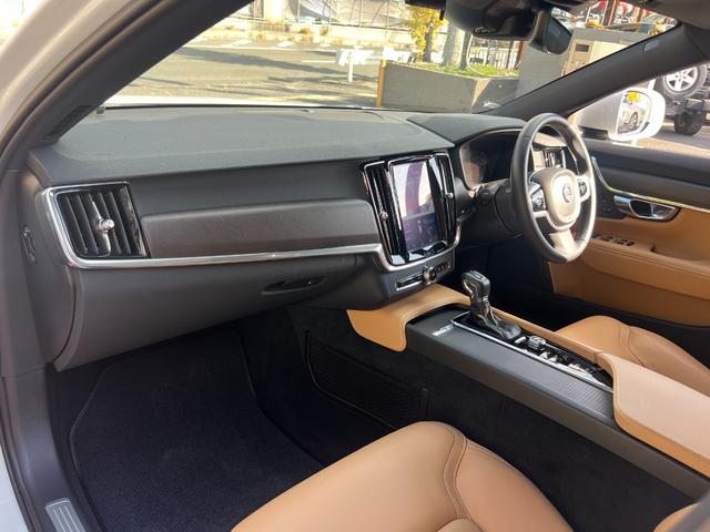 Ｖ９０ Ｔ５　モメンタム　３６０°カメラ　純正ナビ　フルセグＴＶ　Ｂｌｕｅｔｏｏｔｈ　ＥＴＣ　パワートランク　シートヒータ　パワーシート　レーンキープ　ＦＲコーナーセンサー　クルコン　ＢＳＭ　フォグライト　純正１８インチアルミ（25枚目）