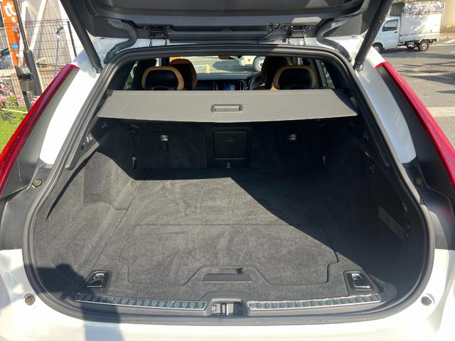 Ｖ９０ Ｔ５　モメンタム　３６０°カメラ　純正ナビ　フルセグＴＶ　Ｂｌｕｅｔｏｏｔｈ　ＥＴＣ　パワートランク　シートヒータ　パワーシート　レーンキープ　ＦＲコーナーセンサー　クルコン　ＢＳＭ　フォグライト　純正１８インチアルミ（32枚目）