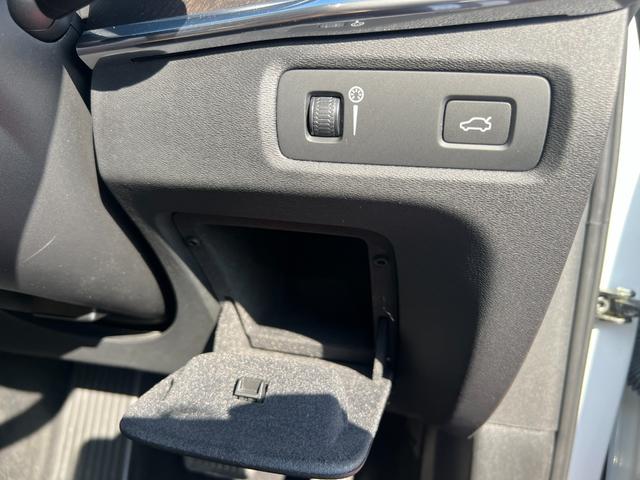 Ｖ９０ Ｔ５　モメンタム　３６０°カメラ　純正ナビ　フルセグＴＶ　Ｂｌｕｅｔｏｏｔｈ　ＥＴＣ　パワートランク　シートヒータ　パワーシート　レーンキープ　ＦＲコーナーセンサー　クルコン　ＢＳＭ　フォグライト　純正１８インチアルミ（70枚目）