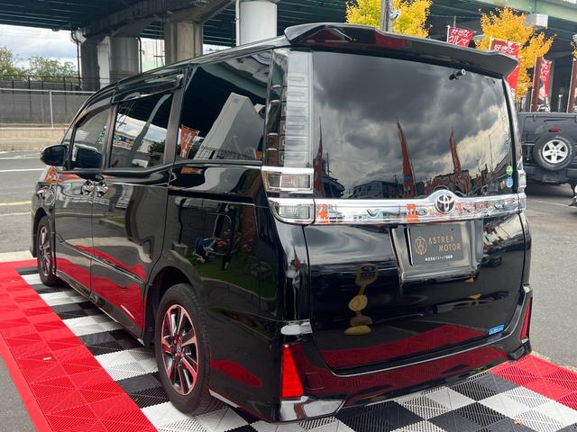 ヴォクシー ＺＳ　煌　アルパイン９インチナビ　アルパインフリップダウンモニター　バックカメラ　ＴＶ　ＥＴＣ　　ＨＤＭＩ　ＵＳＢ　Ｂｌｕｅｔｏｏｔｈ　両側パワースライドドア　トヨタセーフティセンス　革調シートカバー　クルコン（11枚目）