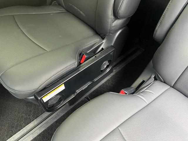 ヴォクシー ＺＳ　煌　アルパイン９インチナビ　アルパインフリップダウンモニター　バックカメラ　ＴＶ　ＥＴＣ　　ＨＤＭＩ　ＵＳＢ　Ｂｌｕｅｔｏｏｔｈ　両側パワースライドドア　トヨタセーフティセンス　革調シートカバー　クルコン（33枚目）