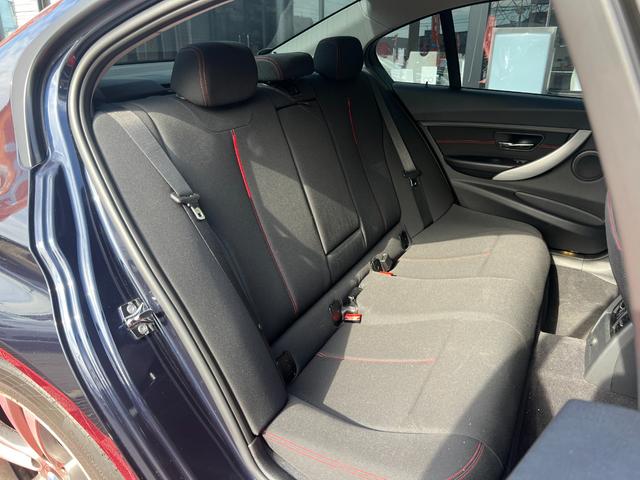 ３シリーズ ３２０ｉ　スポーツ　サンルーフ　純正ナビ　Ｂｌｕｅｔｏｏｔｈ　バックカメラ　ＥＴＣ　パワーシート　Ｒコーナーセンサー　プッシュスタート　スマートキー　純正１８インチＡＷ　フォグ　ＨＩＤヘッド　パドルシフト　ユーザー買取車（26枚目）