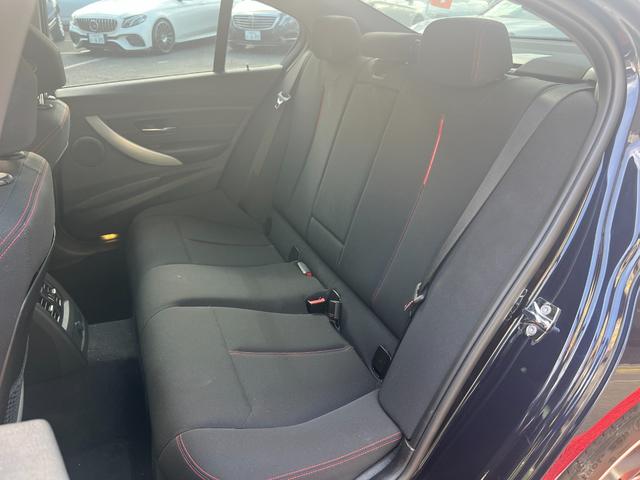 ３シリーズ ３２０ｉ　スポーツ　サンルーフ　純正ナビ　Ｂｌｕｅｔｏｏｔｈ　バックカメラ　ＥＴＣ　パワーシート　Ｒコーナーセンサー　プッシュスタート　スマートキー　純正１８インチＡＷ　フォグ　ＨＩＤヘッド　パドルシフト　ユーザー買取車（27枚目）