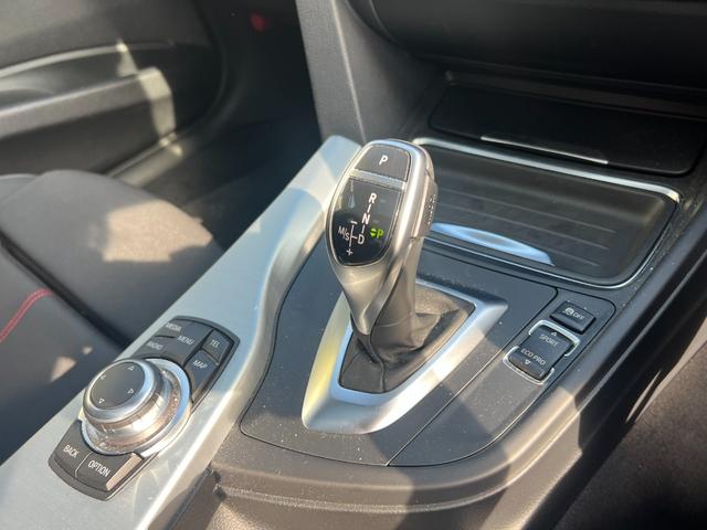 ３シリーズ ３２０ｉ　スポーツ　サンルーフ　純正ナビ　Ｂｌｕｅｔｏｏｔｈ　バックカメラ　ＥＴＣ　パワーシート　Ｒコーナーセンサー　プッシュスタート　スマートキー　純正１８インチＡＷ　フォグ　ＨＩＤヘッド　パドルシフト　ユーザー買取車（56枚目）