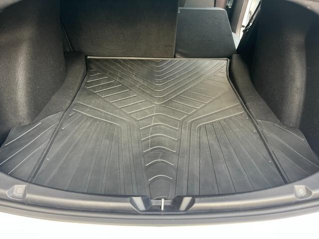 ワンオーナー　オートパイロット　黒革シート　オートトランク　Ｂｌｕｅｔｏｏｔｈ　３６０°カメラ　パノラマガラスルーフ　ＥＴＣ　純正１８インチアルミ　パワーシート　シートヒータ　カードキー　ＬＥＤライト