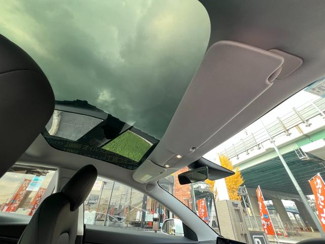 ワンオーナー　オートパイロット　黒革シート　オートトランク　Ｂｌｕｅｔｏｏｔｈ　３６０°カメラ　パノラマガラスルーフ　ＥＴＣ　純正１８インチアルミ　パワーシート　シートヒータ　カードキー　ＬＥＤライト