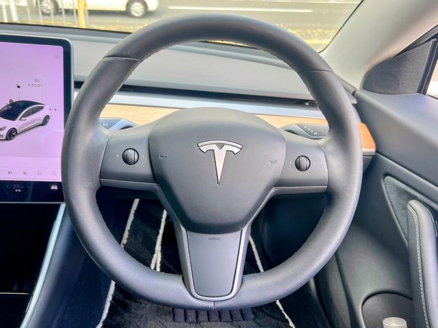 ワンオーナー　オートパイロット　黒革シート　オートトランク　Ｂｌｕｅｔｏｏｔｈ　３６０°カメラ　パノラマガラスルーフ　ＥＴＣ　純正１８インチアルミ　パワーシート　シートヒータ　カードキー　ＬＥＤライト