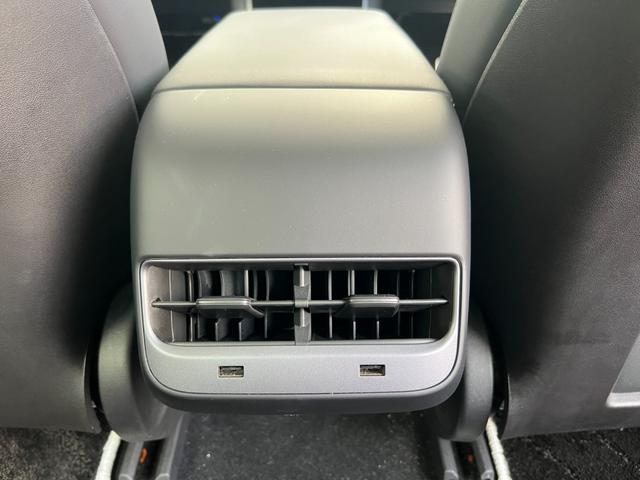 ワンオーナー　オートパイロット　黒革シート　オートトランク　Ｂｌｕｅｔｏｏｔｈ　３６０°カメラ　パノラマガラスルーフ　ＥＴＣ　純正１８インチアルミ　パワーシート　シートヒータ　カードキー　ＬＥＤライト