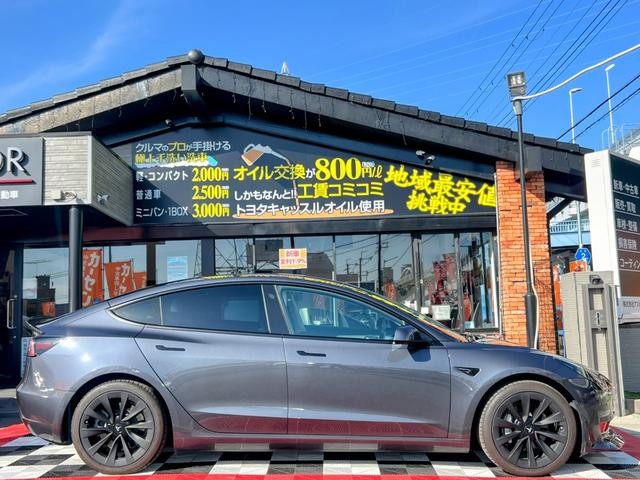 モデル３ ロングレンジ　ＡＷＤ　オートパイロット　上海モデル　白革シート　ヨークステアリング　パノラマガラス　３６０°カメラ　パワーシートヒータ　オートトランク　Ｂｌｕｅｔｏｏｔｈ　純正１９アルミ　ＥＴＣ　センタディスプレイ調整（9枚目）