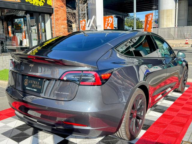 モデル３ ロングレンジ　ＡＷＤ　オートパイロット　上海モデル　白革シート　ヨークステアリング　パノラマガラス　３６０°カメラ　パワーシートヒータ　オートトランク　Ｂｌｕｅｔｏｏｔｈ　純正１９アルミ　ＥＴＣ　センタディスプレイ調整（10枚目）