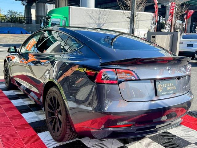 モデル３ ロングレンジ　ＡＷＤ　オートパイロット　上海モデル　白革シート　ヨークステアリング　パノラマガラス　３６０°カメラ　パワーシートヒータ　オートトランク　Ｂｌｕｅｔｏｏｔｈ　純正１９アルミ　ＥＴＣ　センタディスプレイ調整（12枚目）