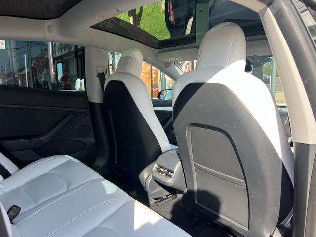 モデル３ ロングレンジ　ＡＷＤ　オートパイロット　上海モデル　白革シート　ヨークステアリング　パノラマガラス　３６０°カメラ　パワーシートヒータ　オートトランク　Ｂｌｕｅｔｏｏｔｈ　純正１９アルミ　ＥＴＣ　センタディスプレイ調整（26枚目）