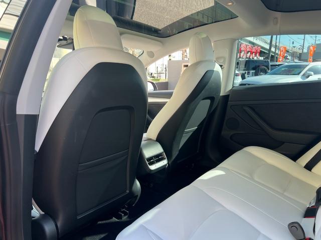 モデル３ ロングレンジ　ＡＷＤ　オートパイロット　上海モデル　白革シート　ヨークステアリング　パノラマガラス　３６０°カメラ　パワーシートヒータ　オートトランク　Ｂｌｕｅｔｏｏｔｈ　純正１９アルミ　ＥＴＣ　センタディスプレイ調整（27枚目）