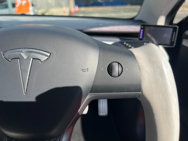 モデル３ ロングレンジ　ＡＷＤ　オートパイロット　上海モデル　白革シート　ヨークステアリング　パノラマガラス　３６０°カメラ　パワーシートヒータ　オートトランク　Ｂｌｕｅｔｏｏｔｈ　純正１９アルミ　ＥＴＣ　センタディスプレイ調整（55枚目）