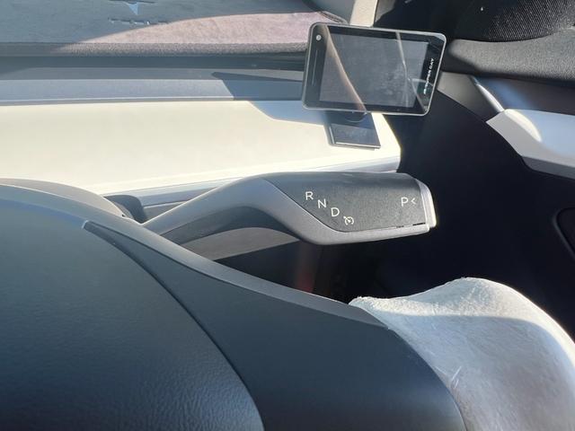 モデル３ ロングレンジ　ＡＷＤ　オートパイロット　上海モデル　白革シート　ヨークステアリング　パノラマガラス　３６０°カメラ　パワーシートヒータ　オートトランク　Ｂｌｕｅｔｏｏｔｈ　純正１９アルミ　ＥＴＣ　センタディスプレイ調整（57枚目）