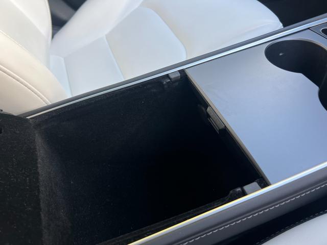 モデル３ ロングレンジ　ＡＷＤ　オートパイロット　上海モデル　白革シート　ヨークステアリング　パノラマガラス　３６０°カメラ　パワーシートヒータ　オートトランク　Ｂｌｕｅｔｏｏｔｈ　純正１９アルミ　ＥＴＣ　センタディスプレイ調整（63枚目）