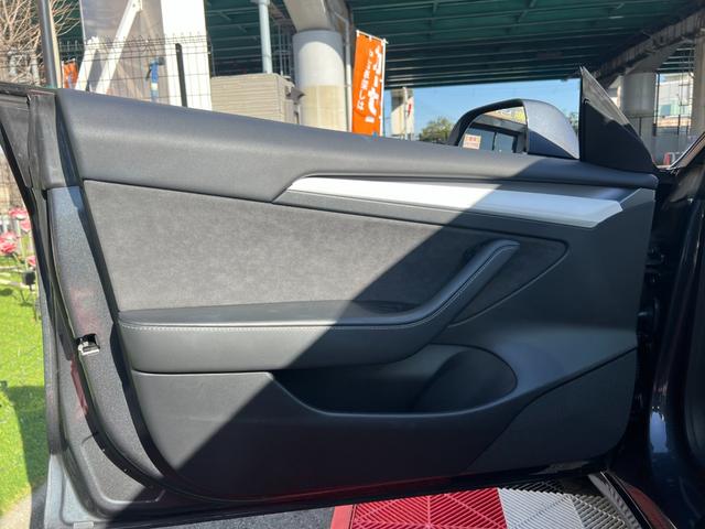 モデル３ ロングレンジ　ＡＷＤ　オートパイロット　上海モデル　白革シート　ヨークステアリング　パノラマガラス　３６０°カメラ　パワーシートヒータ　オートトランク　Ｂｌｕｅｔｏｏｔｈ　純正１９アルミ　ＥＴＣ　センタディスプレイ調整（70枚目）