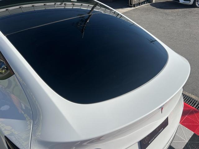 モデルＹ ベースグレード　オートパイロット　上海モデル　Ｒｙｚｅｎ搭載　黒革シート　３６０°カメラ　パノラマガラス　オートトランク　パワーシートヒータ　コーナーセンサ　ＥＴＣ　ＬＥＤ　純正１９インチアルミ　ステアリングヒータ（18枚目）