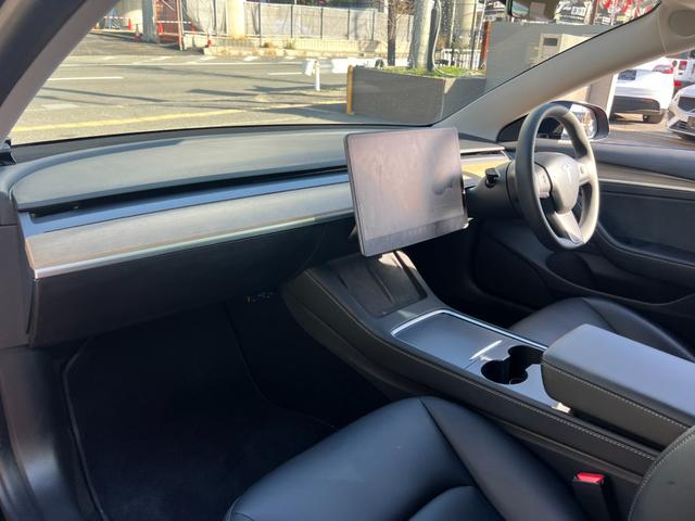 モデル３ ロングレンジ　ＡＷＤ　オートパイロット　上海モデル　黒革シート　４ＷＤ　パノラマガラスルーフ　３６０°カメラ　パワーシート　シートヒータ　オートトランク　Ｂｌｕｅｔｏｏｔｈ　純正１９アルミ　カードキー　ＥＴＣ　ヒートポンプ（22枚目）