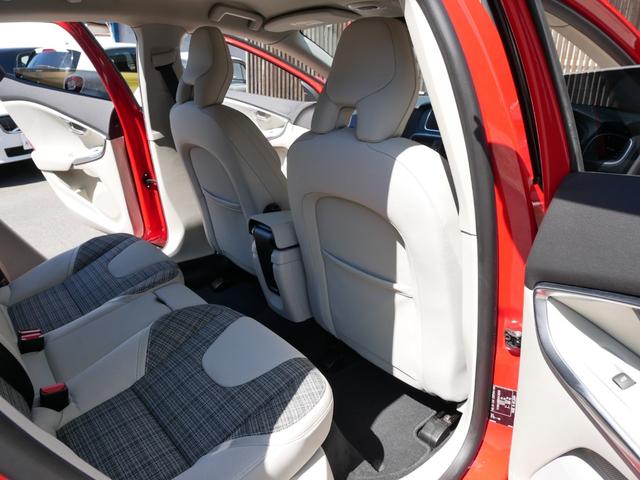 D4 モメンタム 正規ディーラー車 ワンオーナー禁煙 シティウェーブシート パワーシート 純正HDDナビ TV CD DVD バックカメラ 後ソナー LEDヘッドライト LEDデイライト 追従式クルコン スマートキー(26枚目)