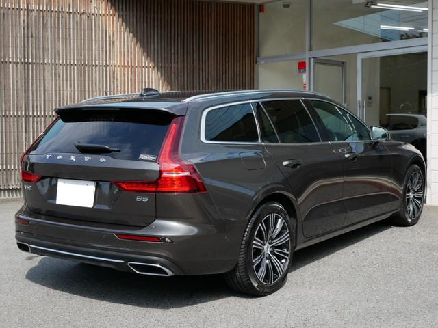 V60 B5 インスクリプション 1オーナー禁煙 正規ディーラー車 クライメートパッケージ ベージュ革パワーシート シートクーラー シートヒーター マッサージ ブラウンウッドパネル 純正ナビ TV 360度カメラ 前後ソナー 自動駐車(5枚目)