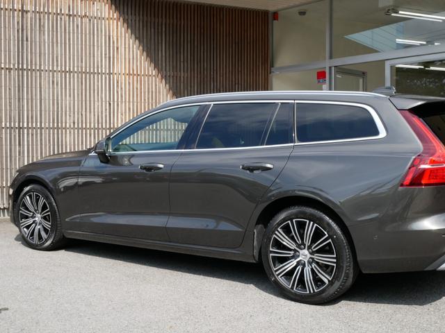 V60 B5 インスクリプション 1オーナー禁煙 正規ディーラー車 クライメートパッケージ ベージュ革パワーシート シートクーラー シートヒーター マッサージ ブラウンウッドパネル 純正ナビ TV 360度カメラ 前後ソナー 自動駐車(17枚目)