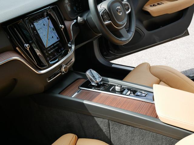 V60 B5 インスクリプション 1オーナー禁煙 正規ディーラー車 クライメートパッケージ ベージュ革パワーシート シートクーラー シートヒーター マッサージ ブラウンウッドパネル 純正ナビ TV 360度カメラ 前後ソナー 自動駐車(44枚目)