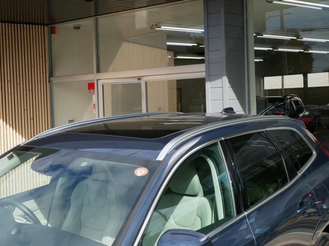 ＸＣ６０ リチャージ　ＰＨＶ　Ｔ８　ＡＷＤ　インスクリプション　Ｂ＆Ｗオーディオ　ボルボ製ナビＴＶ　３６０度カメラ　ブロンド革パワーシート　シートヒーター　シートクーラー　シートマッサージ　パノラマサンルーフ　電動トランク　追従式クルコン　レンキープ　自動駐車機能（8枚目）