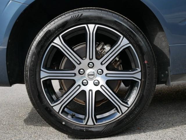 ＸＣ６０ リチャージ　ＰＨＶ　Ｔ８　ＡＷＤ　インスクリプション　Ｂ＆Ｗオーディオ　ボルボ製ナビＴＶ　３６０度カメラ　ブロンド革パワーシート　シートヒーター　シートクーラー　シートマッサージ　パノラマサンルーフ　電動トランク　追従式クルコン　レンキープ　自動駐車機能（11枚目）