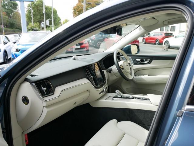 ＸＣ６０ リチャージ　ＰＨＶ　Ｔ８　ＡＷＤ　インスクリプション　Ｂ＆Ｗオーディオ　ボルボ製ナビＴＶ　３６０度カメラ　ブロンド革パワーシート　シートヒーター　シートクーラー　シートマッサージ　パノラマサンルーフ　電動トランク　追従式クルコン　レンキープ　自動駐車機能（13枚目）