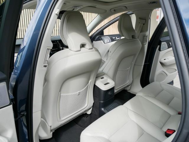 ＸＣ６０ リチャージ　ＰＨＶ　Ｔ８　ＡＷＤ　インスクリプション　Ｂ＆Ｗオーディオ　ボルボ製ナビＴＶ　３６０度カメラ　ブロンド革パワーシート　シートヒーター　シートクーラー　シートマッサージ　パノラマサンルーフ　電動トランク　追従式クルコン　レンキープ　自動駐車機能（16枚目）