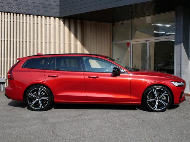 V60 リチャジアルティメットT6AWDプラグインハイブリド 2023yモデル 1オーナー禁煙 ハーマンカードン グーグルナビ 音声操作 全方位カメラ 黒革パワーシート シートヒーター シートクーラー シートマッサージ パノラマルーフ 電動トランク 前後ドラレコ(4枚目)