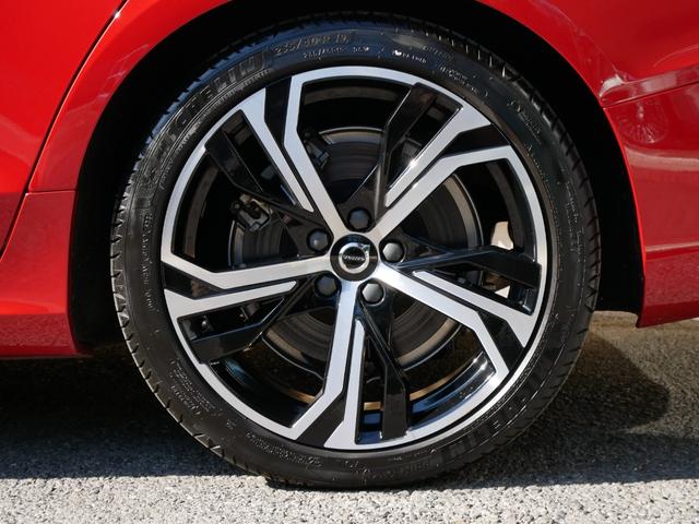 V60 リチャジアルティメットT6AWDプラグインハイブリド 2023yモデル 1オーナー禁煙 ハーマンカードン グーグルナビ 音声操作 全方位カメラ 黒革パワーシート シートヒーター シートクーラー シートマッサージ パノラマルーフ 電動トランク 前後ドラレコ(23枚目)