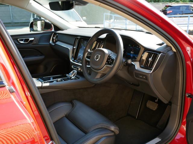 V60 リチャジアルティメットT6AWDプラグインハイブリド 2023yモデル 1オーナー禁煙 ハーマンカードン グーグルナビ 音声操作 全方位カメラ 黒革パワーシート シートヒーター シートクーラー シートマッサージ パノラマルーフ 電動トランク 前後ドラレコ(24枚目)