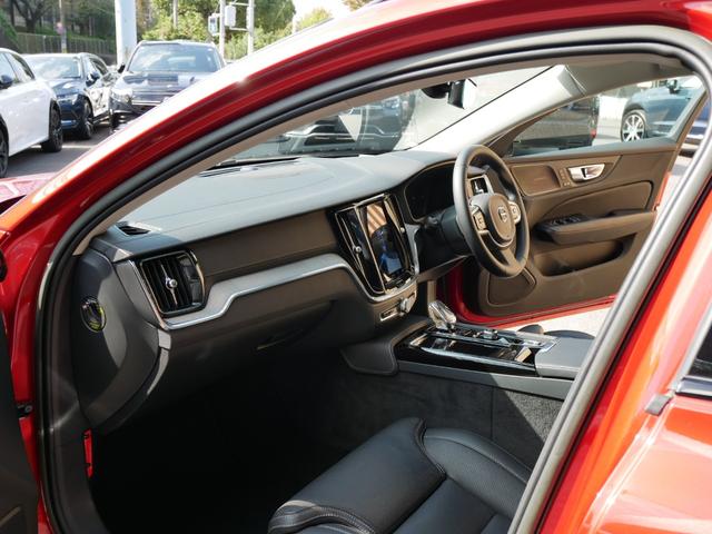 V60 リチャジアルティメットT6AWDプラグインハイブリド 2023yモデル 1オーナー禁煙 ハーマンカードン グーグルナビ 音声操作 全方位カメラ 黒革パワーシート シートヒーター シートクーラー シートマッサージ パノラマルーフ 電動トランク 前後ドラレコ(25枚目)