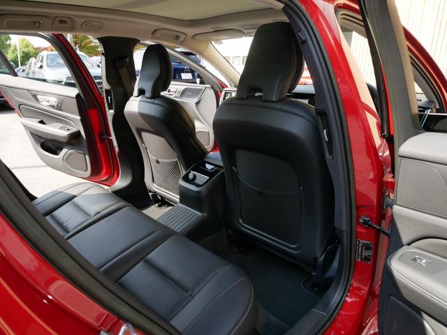 V60 リチャジアルティメットT6AWDプラグインハイブリド 2023yモデル 1オーナー禁煙 ハーマンカードン グーグルナビ 音声操作 全方位カメラ 黒革パワーシート シートヒーター シートクーラー シートマッサージ パノラマルーフ 電動トランク 前後ドラレコ(28枚目)