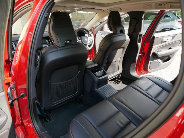 V60 リチャジアルティメットT6AWDプラグインハイブリド 2023yモデル 1オーナー禁煙 ハーマンカードン グーグルナビ 音声操作 全方位カメラ 黒革パワーシート シートヒーター シートクーラー シートマッサージ パノラマルーフ 電動トランク 前後ドラレコ(29枚目)