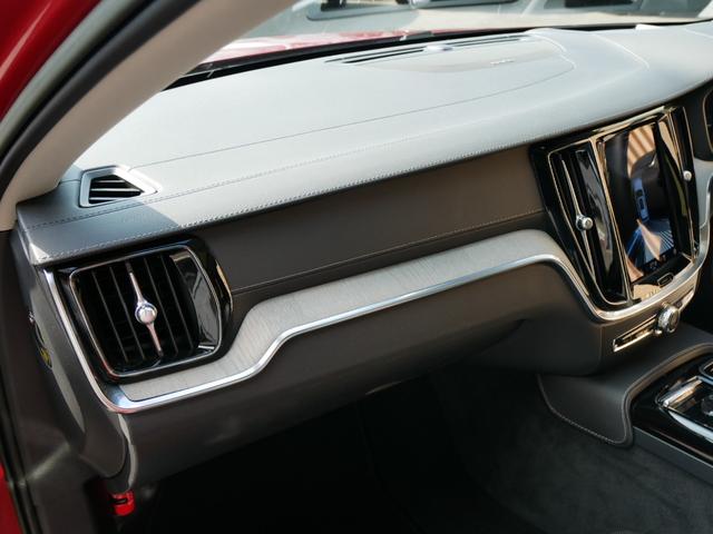 V60 リチャジアルティメットT6AWDプラグインハイブリド 2023yモデル 1オーナー禁煙 ハーマンカードン グーグルナビ 音声操作 全方位カメラ 黒革パワーシート シートヒーター シートクーラー シートマッサージ パノラマルーフ 電動トランク 前後ドラレコ(39枚目)