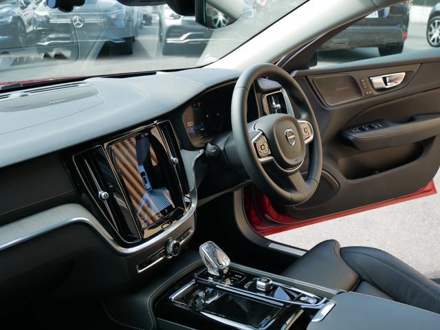 V60 リチャジアルティメットT6AWDプラグインハイブリド 2023yモデル 1オーナー禁煙 ハーマンカードン グーグルナビ 音声操作 全方位カメラ 黒革パワーシート シートヒーター シートクーラー シートマッサージ パノラマルーフ 電動トランク 前後ドラレコ(41枚目)